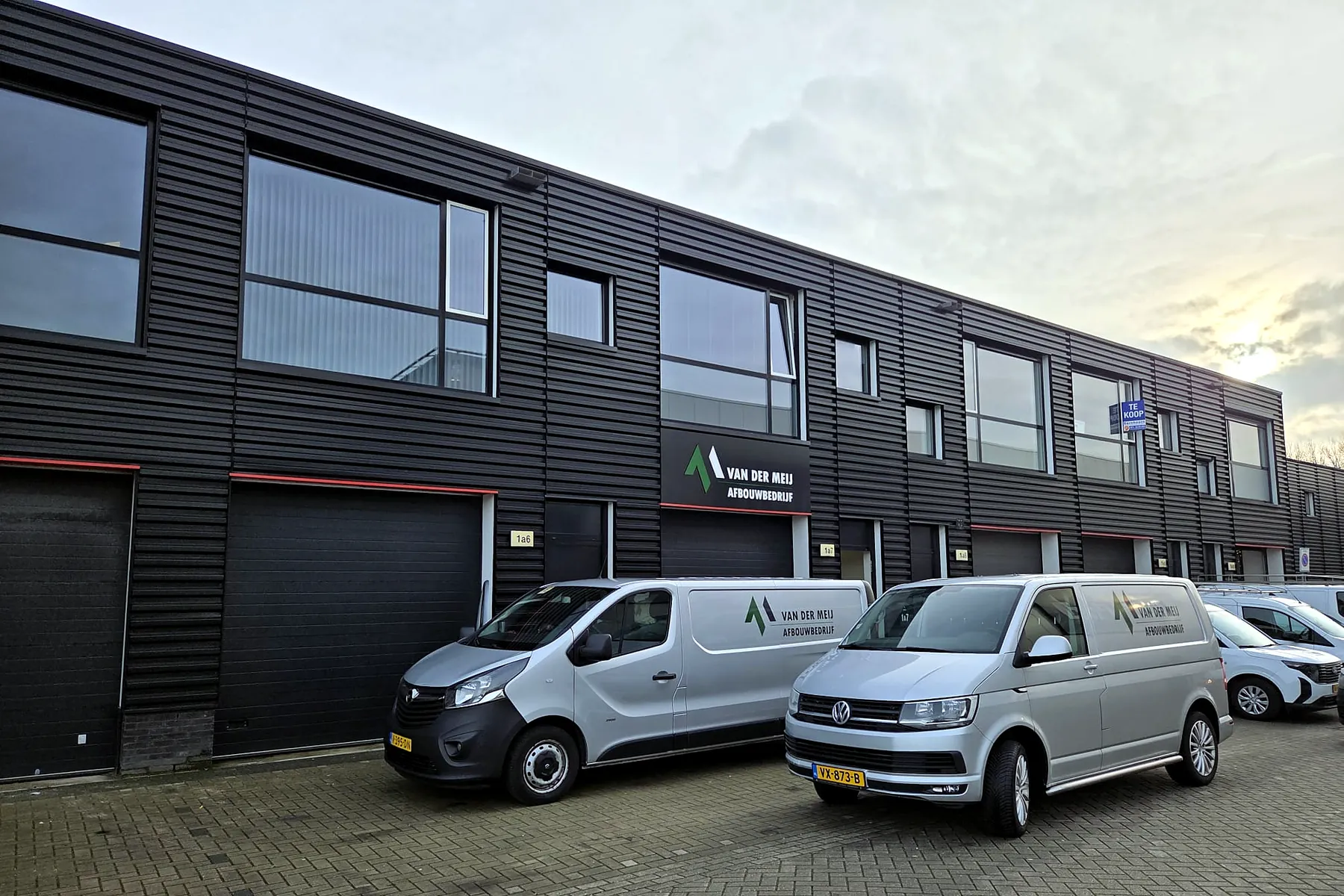 De bussen van Van der Meij voor het bedrijfspand in Katwijk