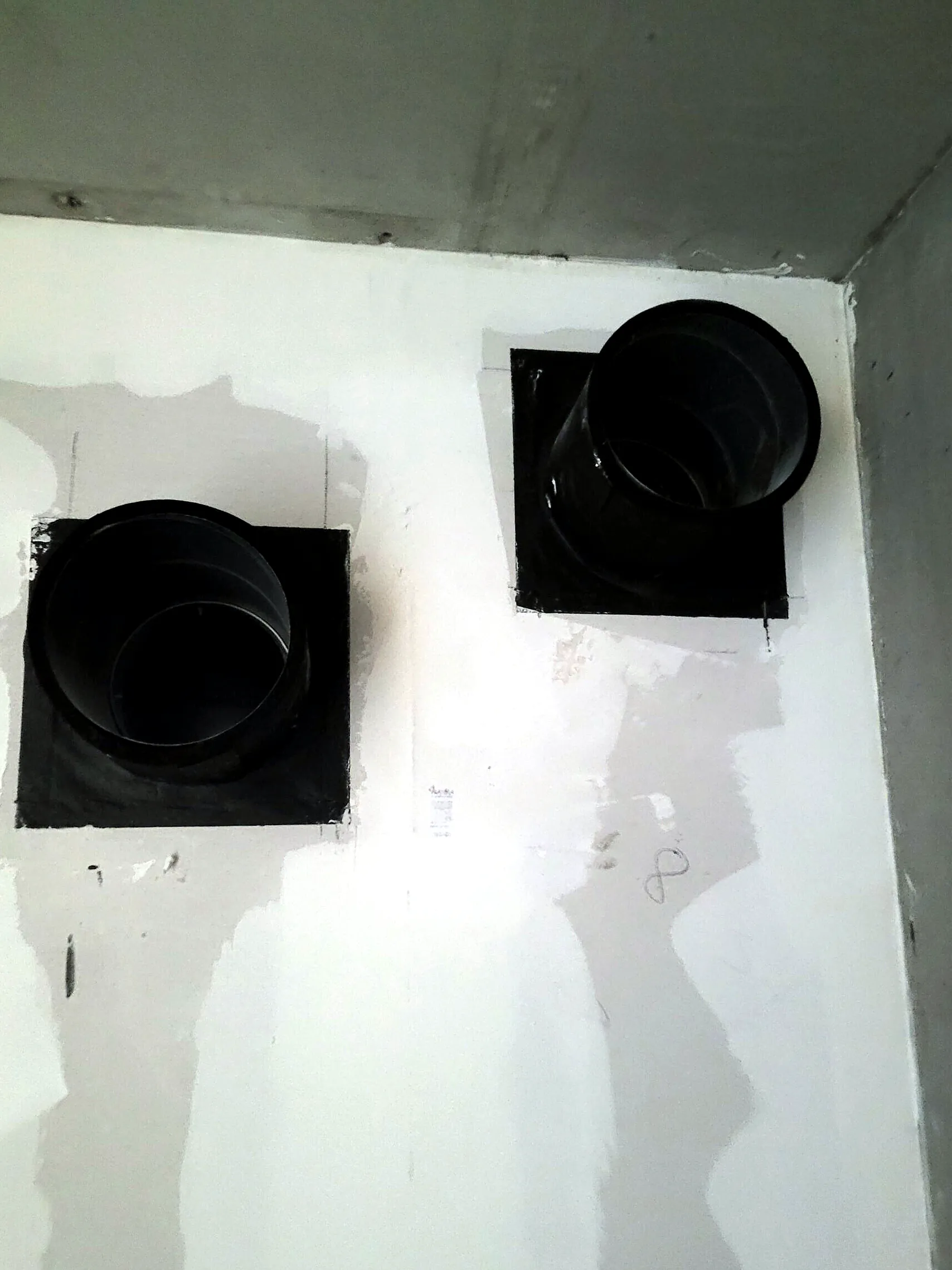 Ventilatiekanalen in een afgewerkte wand