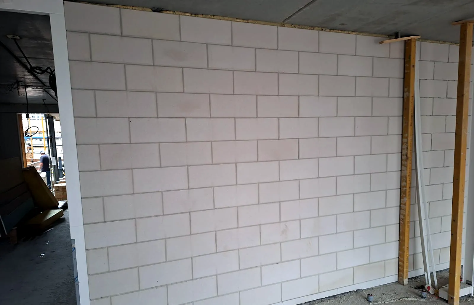 Gestelde cellenbetonwand met stempels